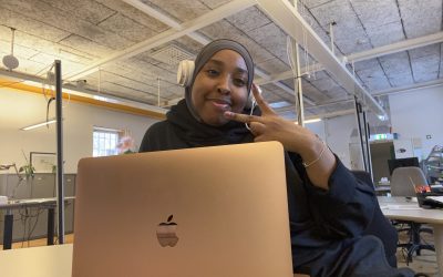 Nasrin praktiserar på mediehuset Fanzingo