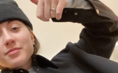 Iris gör grafik, letar locations och översätter manus på praktiken