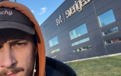 Felix gör research och ringer kennelklubbar på praktiken på SVT Göteborg