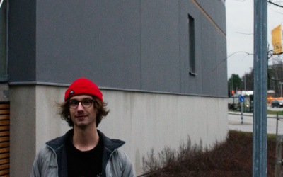 David klipper, sågar och loggar på sin praktik