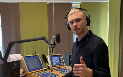 Isak provar på att vara digital redaktör på Radio P4 Kronoberg