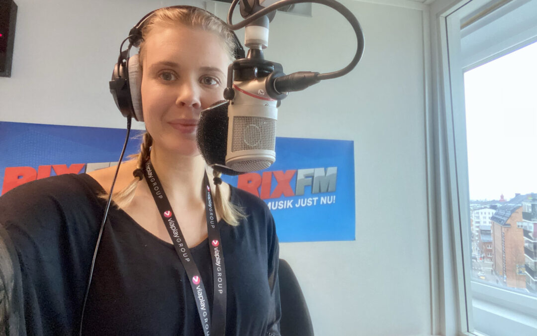 Sofie sänder radio på Viaplay på sin praktik